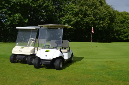 Trois voiturettes disponiblent à la location (voir tarifs). Réservation indispensable.